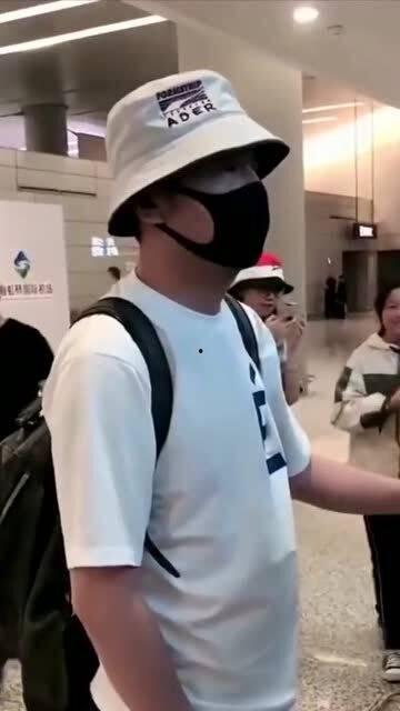 明星在飞机上吃瓜视频,明星飞机上吃瓜花絮曝光