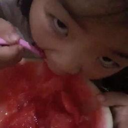 拍戏吃瓜宝宝视频,影视拍摄现场萌态再现