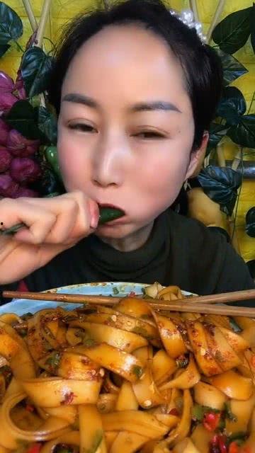 吃瓜吃的喉咙疼视频,揭秘“吃瓜群众”喉咙疼的真相