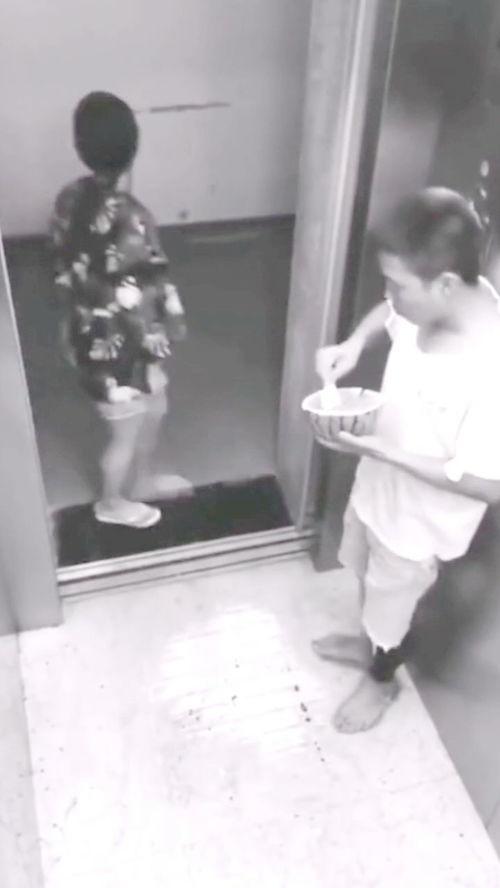 吃瓜群众被眼神杀视频,视频走红网络