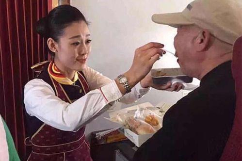 老太太吃瓜拿蒲扇视频,老太太吃瓜拿蒲扇，传统生活画面引网友热议