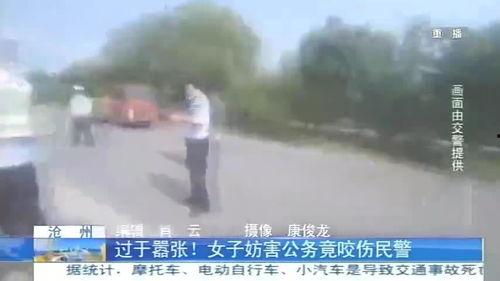 女警察视频吃瓜,萌态尽显，网友直呼可爱！