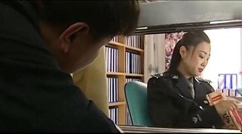 女警察视频吃瓜,萌态尽显，网友直呼可爱！