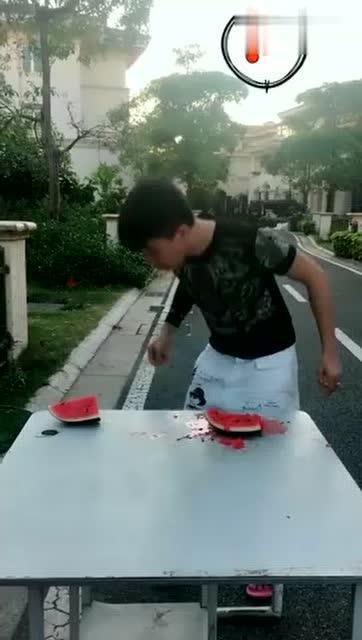 吃瓜比赛段子搞笑版视频,笑料横生的吃瓜大赛现场