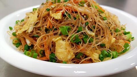 炒米粉视频完整版吃瓜,揭秘地道美食制作过程，吃瓜观众大饱口福