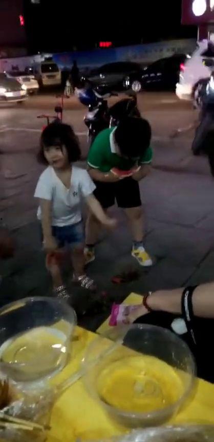 小妹妹马路吃瓜视频大全,小妹妹吃瓜视频大全，趣味横生瞬间回顾