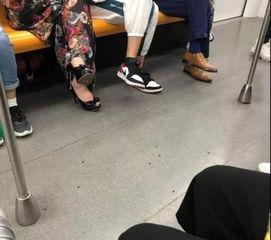 上海地铁吃瓜事件视频曝光,视频曝光引发网友热议