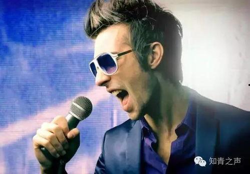 张杰边唱歌边吃瓜视频,趣味十足现场萌态百出