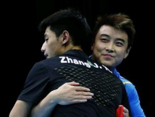 张杰边唱歌边吃瓜视频,趣味十足现场萌态百出