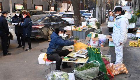 尉氏人民广场吃瓜事件视频,一场引发热议的街头冲突瞬间