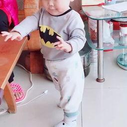 吃瓜大哥看孩子放学视频,吃瓜大哥镜头下的孩子放学时光