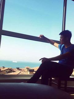 冬天群众吃瓜的视频,群众欢乐吃瓜现场