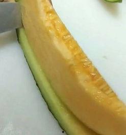 吃蜜瓜的小孩视频播放,孩子品尝蜜瓜的欢乐时光