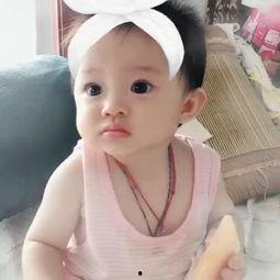 婴儿吃哈密瓜的视频,甜蜜滋味萌态十足