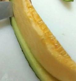 吃蜜瓜的小孩视频播放,孩子品尝蜜瓜的欢乐时光