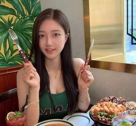 咖啡店吃瓜小姐姐视频,揭秘网红日常幕后趣事