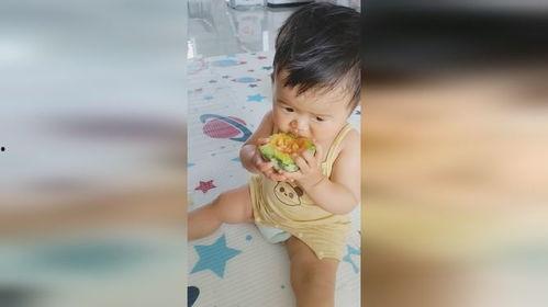2岁宝宝吃瓜的视频,萌态十足引网友爆笑