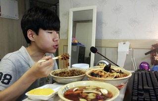 带你吃瓜学生吃饭视频在线观看,带你一窥学生食堂美食盛宴