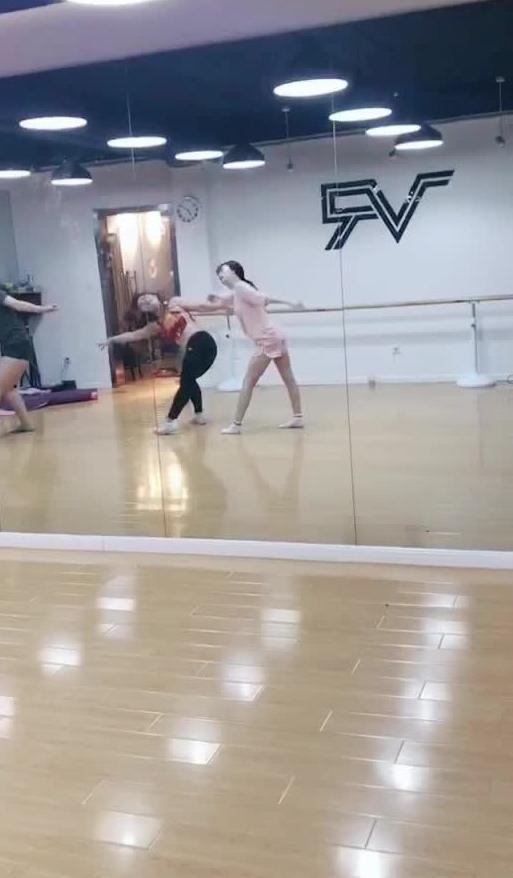 山东潍坊跳舞吃瓜视频,夏日狂欢氛围浓