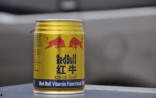 小学生喝红牛吃瓜视频,小学生模仿喝红牛吃瓜，网络热议