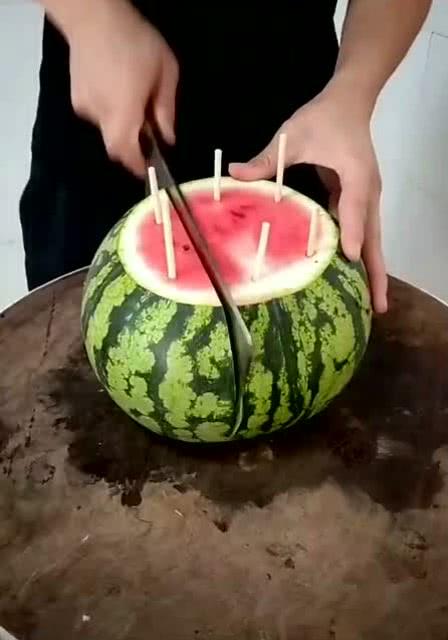 男子端饭碗吃瓜视频,男子创意吃瓜方式走红网络