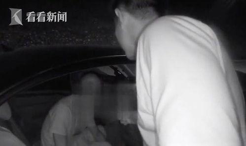 吃瓜男子被警察带走视频,警方介入带走引发热议