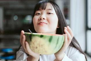 宅家少女吃瓜拍照视频,趣味吃瓜拍照视频集锦