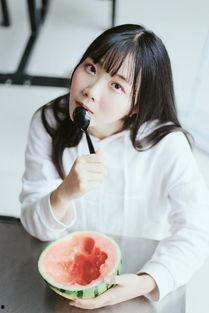 宅家少女吃瓜拍照视频,趣味吃瓜拍照视频集锦