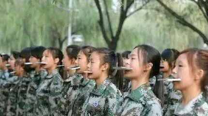 军训吃瓜教官视频,揭秘军营生活趣味瞬间
