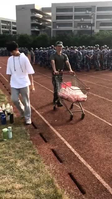 军训吃瓜教官视频,揭秘军营生活趣味瞬间